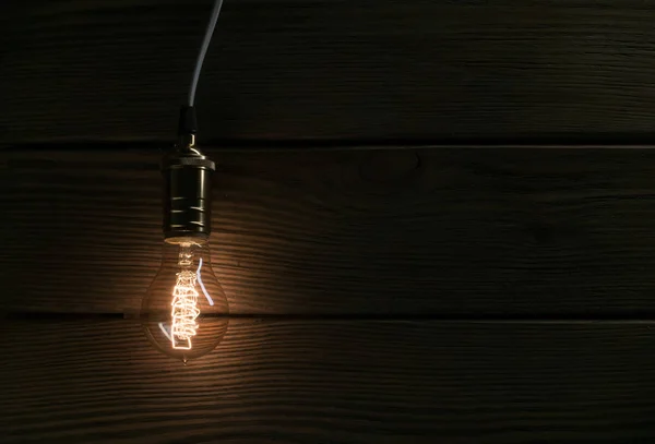A lâmpada ilumina no fundo de madeira — Fotografia de Stock