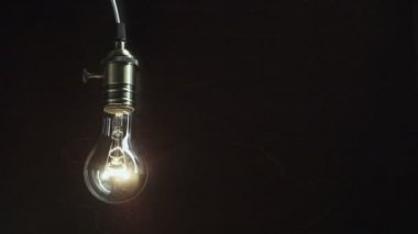 Edisons ampul yanar yavaş yavaş gelen elektrik akımı
