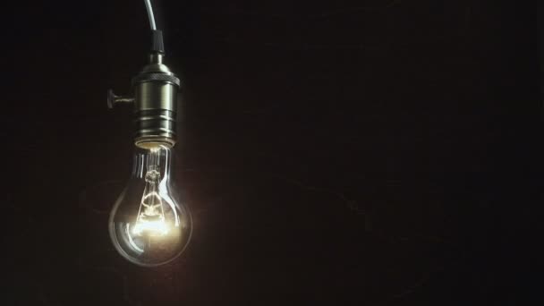 Edisons Glühbirne leuchtet langsam aus elektrischem Strom — Stockvideo
