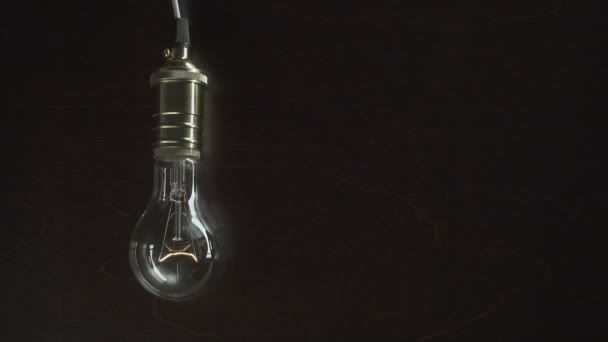 Žárovka Svítí Pomalu Rychle Bliká Pozadí Dřeva — Stock video