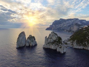 Faraglioni kayalar, Capri, İtalya için havadan görünümü