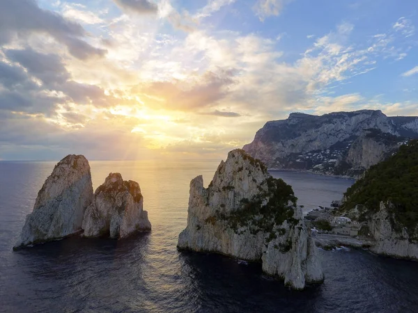 Faraglioni-klipporna, Flygfoto i Capri, Italien — Stockfoto