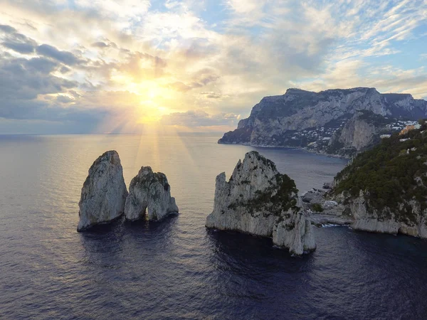 Skały Faraglioni, widok z lotu ptaka w Capri, Włochy — Zdjęcie stockowe