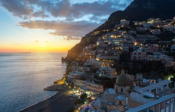 Widok zachód Positano, wybrzeże Amalfi, Włochy. — Zdjęcie stockowe