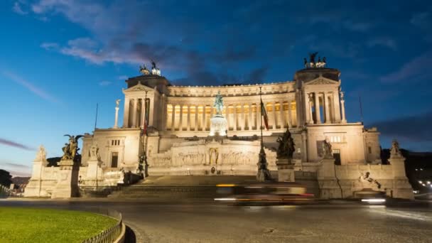Vittorio Emanuele Ii památník aka sklářského della Patria jako noc padá v Římě — Stock video