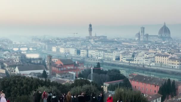 Turistas se encuentran con la puesta de sol en Piazzale Michelangelo. Florencia. De Italia. lapso de tiempo — Vídeo de stock