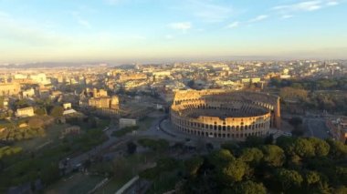 Colosseum olarak da bilinen Coliseum veya Flavian amfitiyatro doğru uçan