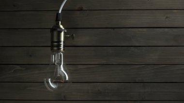 ahşap arka plan üzerinde ampul yanar