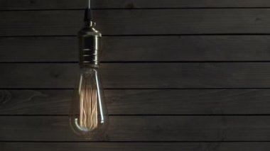 ahşap arka plan üzerinde ampul yanar