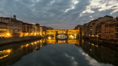 Gece Timelapse, Ponte Vecchio, günbatımı, Floransa, Toskana, İtalya.