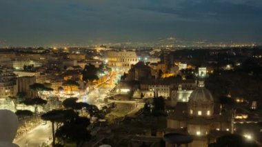 Gece timelapse Colosseum ve sokak trafik, İtalya