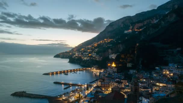 Timelapse nocturno de Amalfi en la costa de Amalfi, Italia — Vídeo de stock
