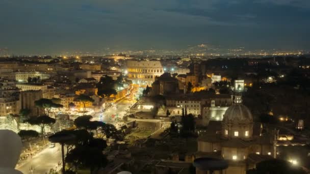 Cronograma nocturno del Coliseo y el tráfico urbano, Italia — Vídeos de Stock