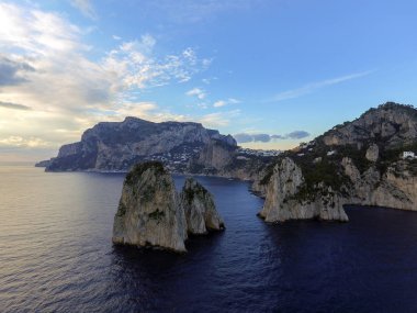 Capri, İtalya adada mavi Mediterranean Faraglioni kayalar kadar gelen parlak yükselen sular
