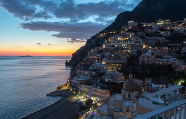 Positano, Amalfi Coast güzel Akdeniz köyü. İtalya