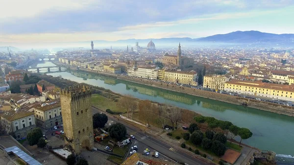 AERIAL. Panorama da cidade de FLORENCE na Itália com a cúpula e Palazzo della Signoria e rio arno — Fotografia de Stock