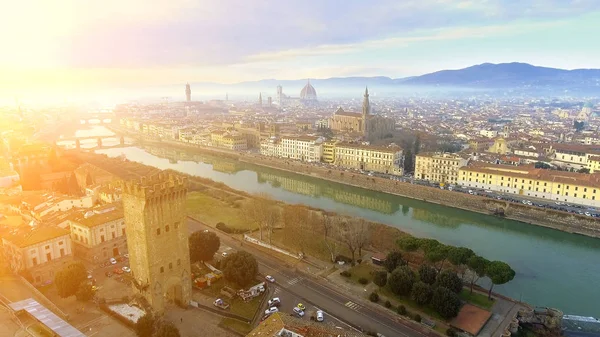 AERIAL. Panorama da cidade de FLORENCE na Itália com a cúpula e Palazzo della Signoria e rio arno — Fotografia de Stock