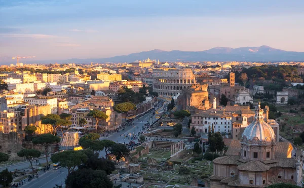 コロッセオとストリートのトラフィック、イタリア、ローマ — ストック写真
