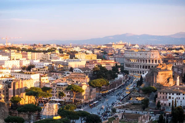 Colosseo e traffico stradale, Italia, Roma — Foto Stock