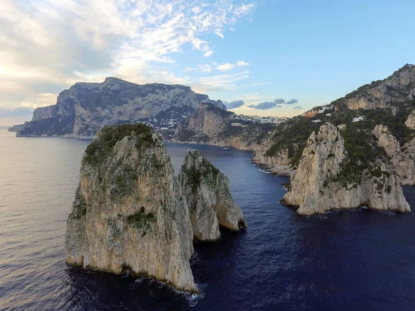 Bebatuan Faraglioni menjulang tinggi dari perairan Mediterania biru terang di pulau Capri, Italia — Stok Foto