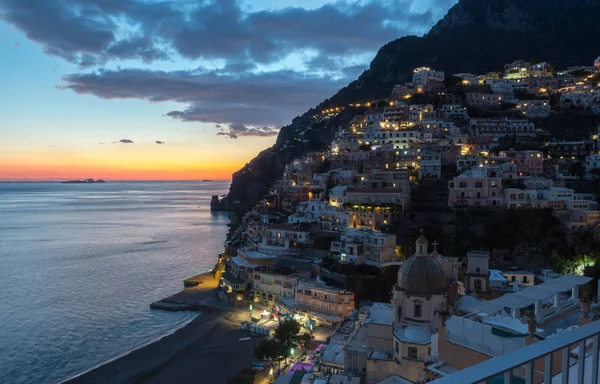 Positano, pięknej śródziemnomorskiej wioski na wybrzeżu Amalfi. Włochy — Zdjęcie stockowe