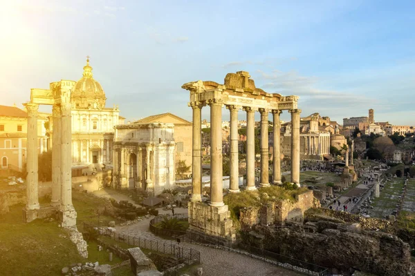 フォロ ・ ロマーノ。ローマの寺院の広大な発掘エリア. — ストック写真