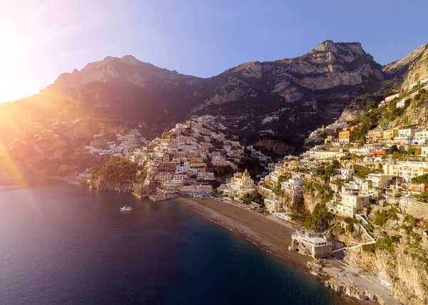 Widok wsi Positano wzdłuż wybrzeża Amalfi w Włochy — Zdjęcie stockowe