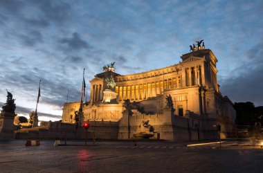 Vittorio Emanuele II Anıtı aka Altare della Patria gece Roma'da düşüyor.
