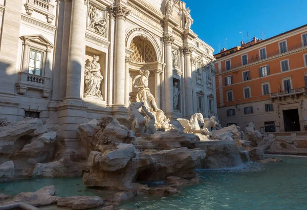 A Fonte de Trevi é uma fonte no distrito de Trevi, em Roma, Itália. É a maior fonte barroca de Roma — Fotografia de Stock