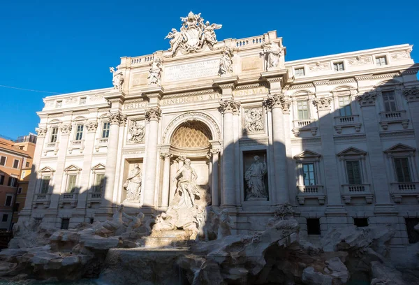 A Fonte de Trevi é uma fonte no distrito de Trevi, em Roma, Itália. É a maior fonte barroca de Roma — Fotografia de Stock