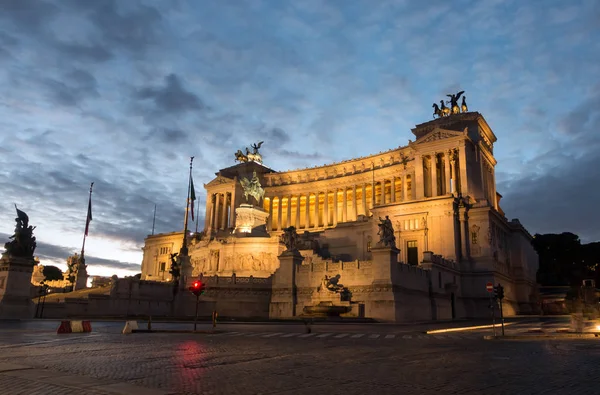 Vittorio Emanuele II Monumento aka Altare della Patria como a noite cai em Roma — Fotografia de Stock