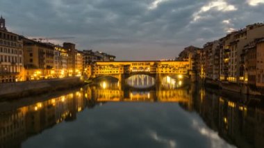 Gece Timelapse, Ponte Vecchio, günbatımı, Floransa, Toskana, İtalya.