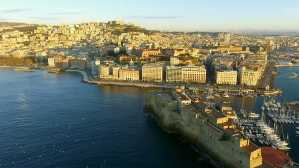 Vista aérea del Golfo de Nápoles con el Castel dellOvo en, Italia — Vídeos de Stock