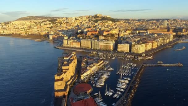Vista aérea del Golfo de Nápoles con el Castel dellOvo en, Italia — Vídeos de Stock