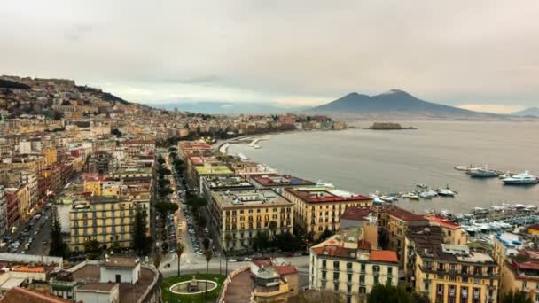 Skyline van Napels, de haven en de Vesuvius vulkaan bekijken, time-lapse. — Stockvideo