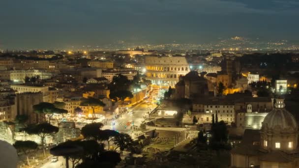 Cronograma nocturno del Coliseo y el tráfico urbano, Italia — Vídeo de stock