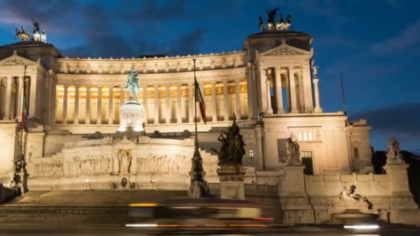 Vittorio Emanuele Ii-Monument aka Altare della Patria als de nacht valt in Rome — Stockvideo