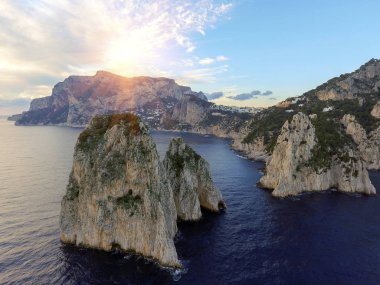 Capri, İtalya adada mavi Mediterranean Faraglioni kayalar kadar gelen parlak yükselen sular
