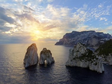 Capri, İtalya adada mavi Mediterranean Faraglioni kayalar kadar gelen parlak yükselen sular
