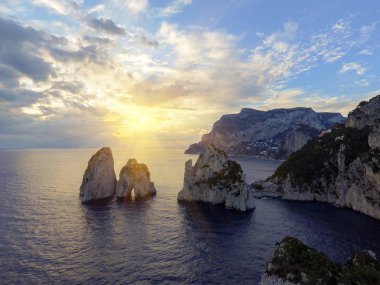 Capri, İtalya adada mavi Mediterranean Faraglioni kayalar kadar gelen parlak yükselen sular