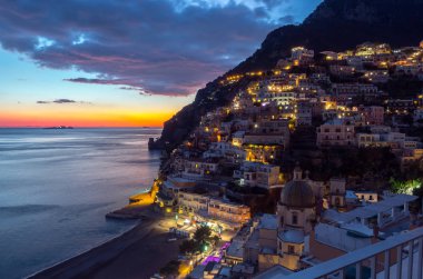Amalfi Sahili İtalya boyunca Positano köyün görünümü
