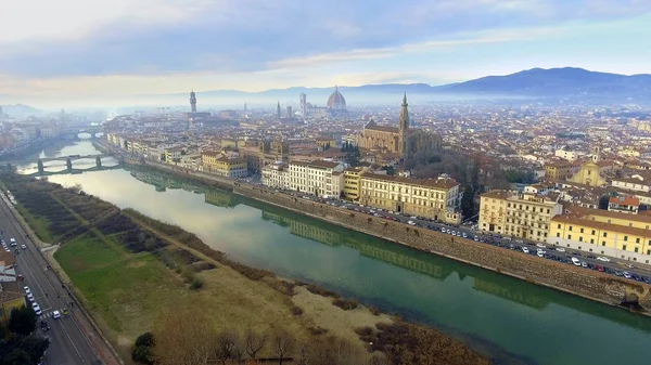 Hava. Şehir Floransa İtalya ile kubbe ve Palazzo della Signoria ve arno Nehri Panoraması — Stok fotoğraf