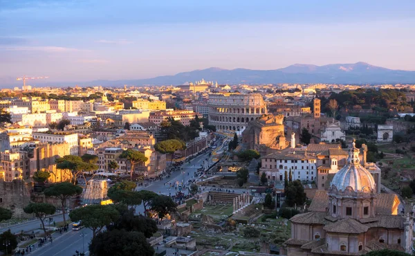 Colisée et circulation routière, Italie, Roma — Photo