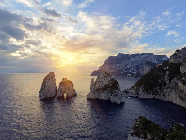 Bebatuan Faraglioni menjulang tinggi dari perairan Mediterania biru terang di pulau Capri, Italia — Stok Foto