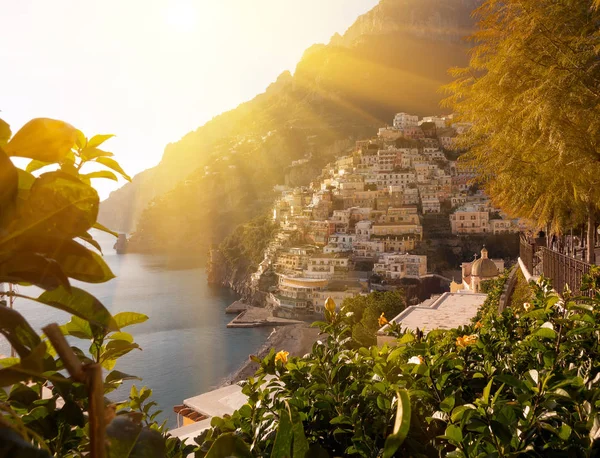 Widok wsi Positano wzdłuż wybrzeża Amalfi w Włochy — Zdjęcie stockowe