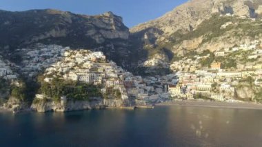 Amalfi Sahili İtalya boyunca Positano köyün görünümü