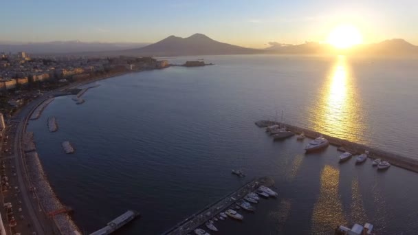 那不勒斯天际线, 港口和维苏威火山景观, 意大利 — 图库视频影像