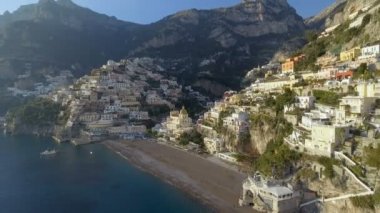Amalfi Sahili İtalya boyunca Positano köyün görünümü