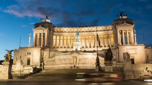 Vittorio Emanuele Ii památník aka sklářského della Patria jako noc padá v Římě — Stock video