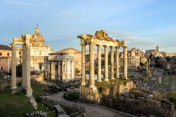 フォロ ・ ロマーノ。ローマの寺院の広大な発掘エリア. — ストック写真